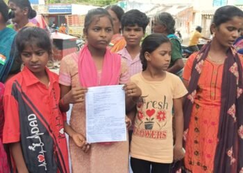 மதுரை தனக்கன்குளம் கிராம சபை கூட்டத்தில் பத்தாம் வகுப்பு மாணவி சிறுமிகளுடன் வந்து அதிகாரிடம் மனு அளித்து பரபரப்பை ஏற்படுத்தினார்.