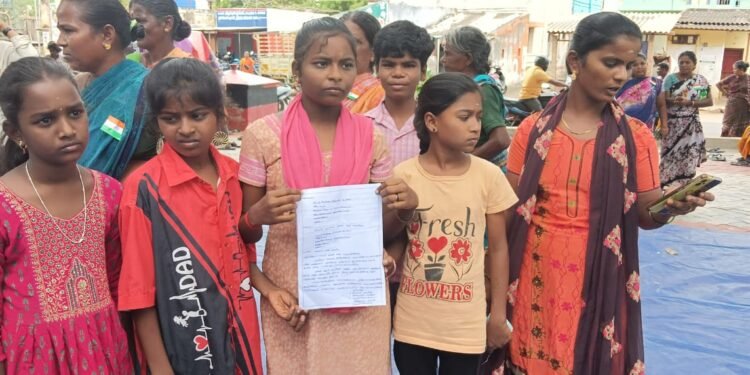 மதுரை தனக்கன்குளம் கிராம சபை கூட்டத்தில் பத்தாம் வகுப்பு மாணவி சிறுமிகளுடன் வந்து அதிகாரிடம் மனு அளித்து பரபரப்பை ஏற்படுத்தினார்.
