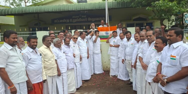 திண்டுக்கல்லில் அதிமுக சார்பாக சுதந்திர தின விழா கொண்டாட்டம்