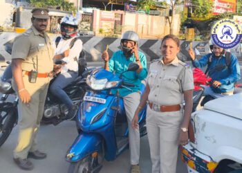 திண்டுக்கல்லில் இருசக்கர வாகனத்தில் தலைக்கவசம் அணிந்து வந்தவர்களுக்கு பேனா வழங்கிய போலீசார்