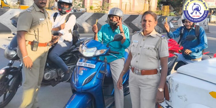 திண்டுக்கல்லில் இருசக்கர வாகனத்தில் தலைக்கவசம் அணிந்து வந்தவர்களுக்கு பேனா வழங்கிய போலீசார்