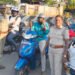 திண்டுக்கல்லில் இருசக்கர வாகனத்தில் தலைக்கவசம் அணிந்து வந்தவர்களுக்கு பேனா வழங்கிய போலீசார்