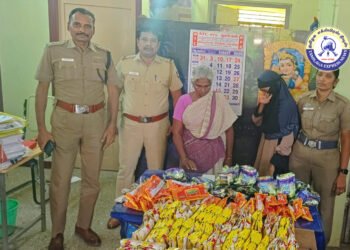 வத்தலகுண்டு அருகே விற்பனைக்காக குட்கா பதுக்கி வைத்திருந்த 2 பெண்கள் கைது, 16 கிலோ குட்கா, பைக் பறிமுதல்,