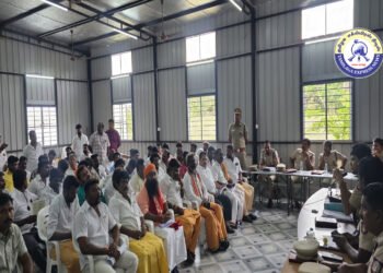 திண்டுக்கல் மாவட்ட காவல் கண்காணிப்பாளர் அலுவலகத்தில் இந்து அமைப்பினருடன் S.P. ஆலோசனை