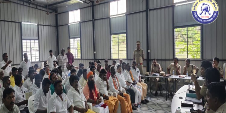திண்டுக்கல் மாவட்ட காவல் கண்காணிப்பாளர் அலுவலகத்தில் இந்து அமைப்பினருடன் S.P. ஆலோசனை