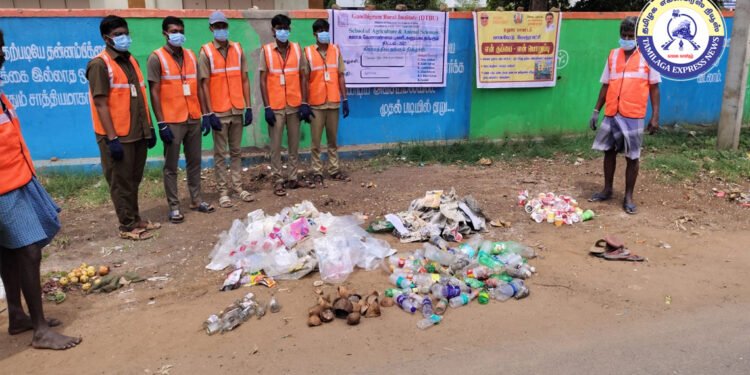 திண்டுக்கல் காந்திகிராம வேளாண் மாணவர்கள் குப்பை அகற்றல் மற்றும்மறு உற்பத்தி விழிப்புணர்வு.