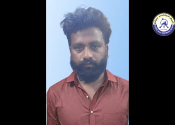திண்டுக்கல் அருகே ரியல் எஸ்டேட் அதிபரின் கழுத்தில் கத்தியை வைத்து கொலை மிரட்டல் விடுத்து பணம், செல்போன் பறித்த வாலிபர் கைது