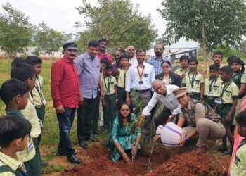 திண்டுக்கல் கம்பிளியம்பட்டி விக்டோரியா மெட்ரிகுலேஷன் பள்ளியில் மரக்கன்றுகள் நடும் விழா நடைபெற்றது