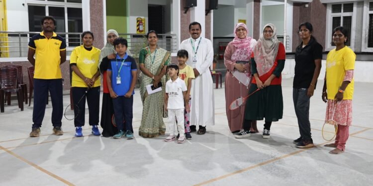 திண்டுக்கல் லயோலா டெக் பள்ளியில் பெற்றோர்களுக்கான 2025 பெண்களுக்கான இரட்டையர் இறகு பந்து போட்டி லயோலா டெக் பள்ளியின் உள் அரங்கத்தில் நடைபெற்றது ‌.